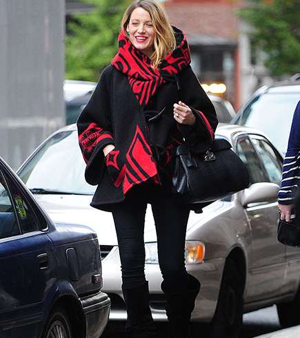 لاطلالة مميزة اثناء الحمل، ارتدي المعطف بقصة الـ Wrap