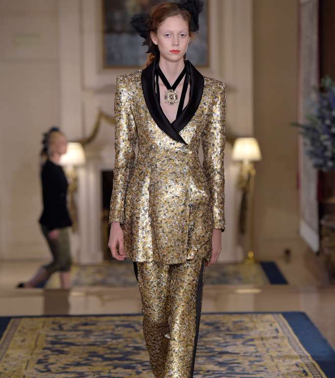 بدلة الترتر الرسمية من مجموعة CHANEL Metiers d'art 2017