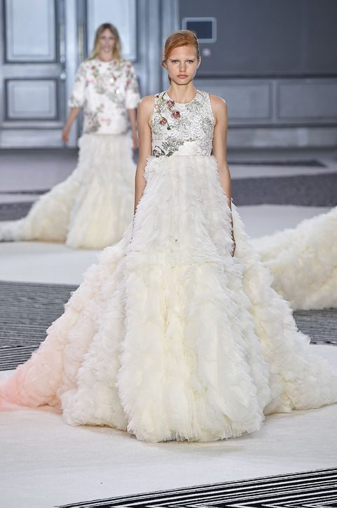 فستان زفاف جيامباتيستا فالي في أسبوع باريس