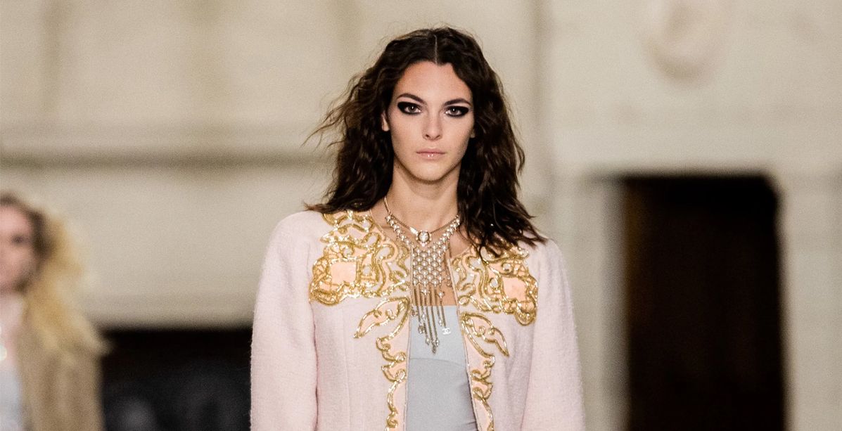 صيحات موضة مميزة لفتتنا من مجموعة Chanel الجديدة