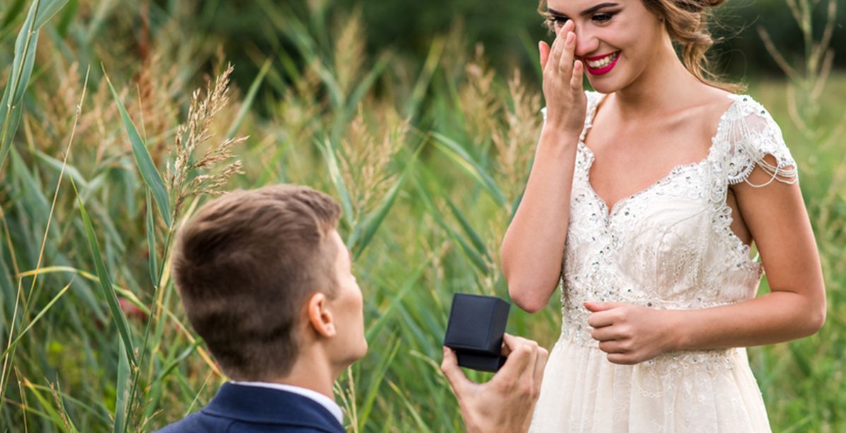 الرجل الذي تحبين متردد في الزواج؟ حيل ذكيّة ستبدّل رأيه!