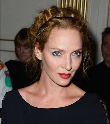 الشفاه الحمراء مع أوما ثيرمان في عرض فيرساتشي 