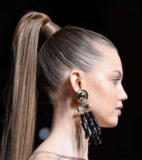 تميّز تسريحة ذيل الحصان مع Balmain