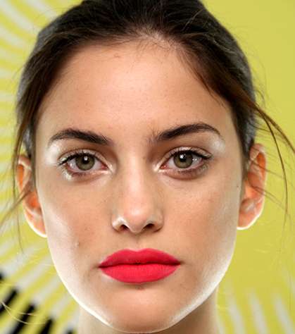 أحمر شفاه النيون...خيارٌ حصري لعيشرينياتك 