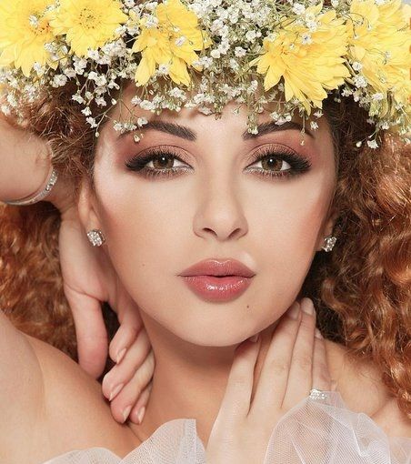 أحمر الشفاه الطبيعي اللمّاع مزيّنٌ بالزهور صفراء اللون