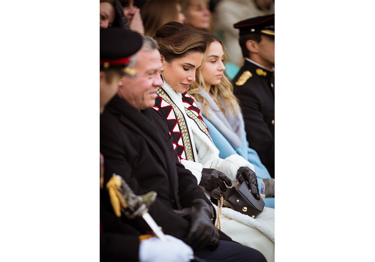 الملكة رانيا بحقيبة من Okhtein