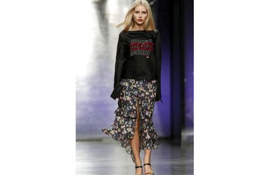 التنورة المطبعة مع الكنزة الرياضية المطبعة بالكتابات من Topshop لشتاء 2018