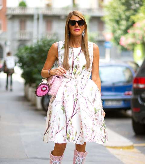 من شوارع ميلانو، اليك موضة الفساتين بقصة الـ Flare مع الاحذية الرياضية الطويلة