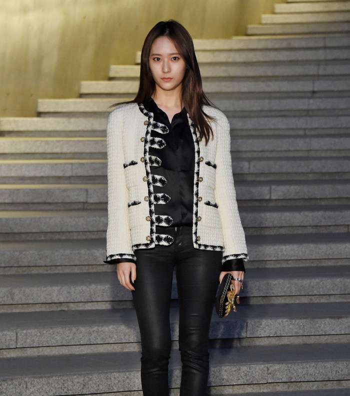 KRYSTAL تتالق بسروال اسود وسترة تيودية من توقيع CHANEL خلال عرض مجموعة الكروز 2016