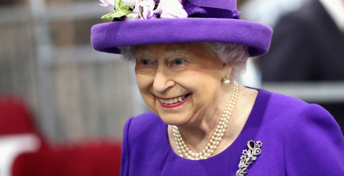 لماذا ترتدي الملكة اليزابيت الوان النيون دائما