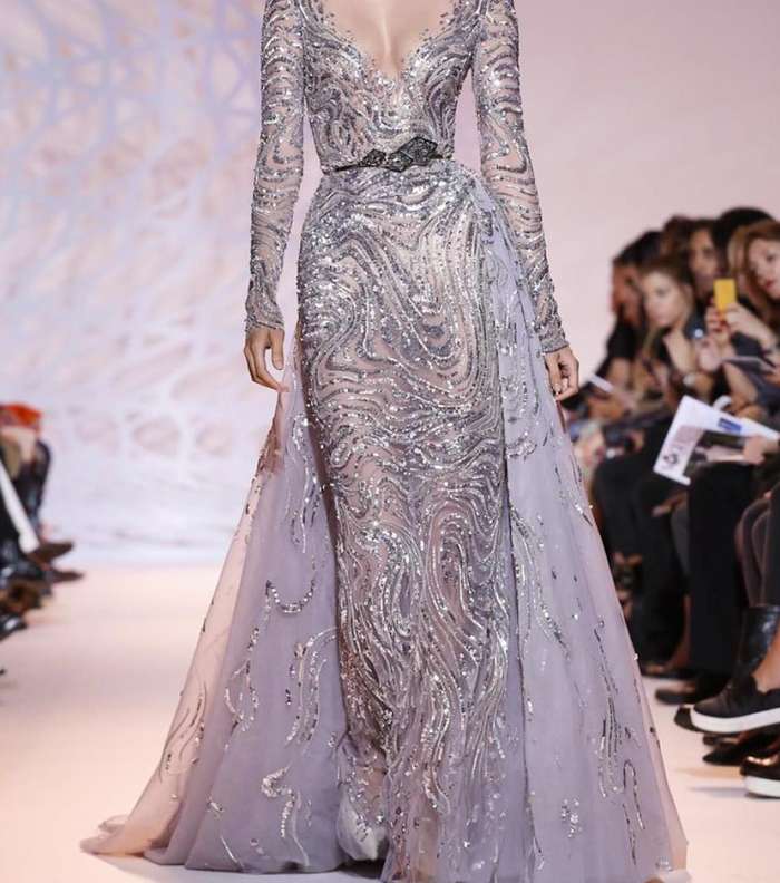 فستان زهير مراد الفضّي لإطلالة تبرق جمالاً 