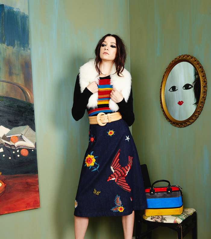 موضة التنورة بقصة الـ A Line والمنسقة مع التوب بنقشة مختلفة من Alice + Olivia لشتاء 2017