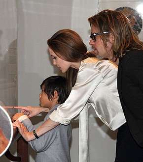 أنجيلينا جولي تختار خاتم خطوبتها من تصميم روبرت بروكوب