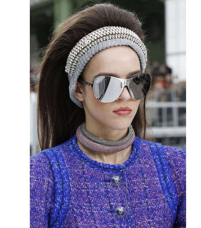 عقد التشوكر الكريستالي موضة في 2017