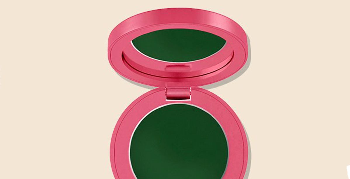 صيحة مكياج احمر الشفاه والخدود باللون الاخضر السحري