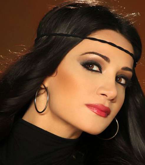 موضة رباط الشعر مع الماكياج السموكي الخليجي