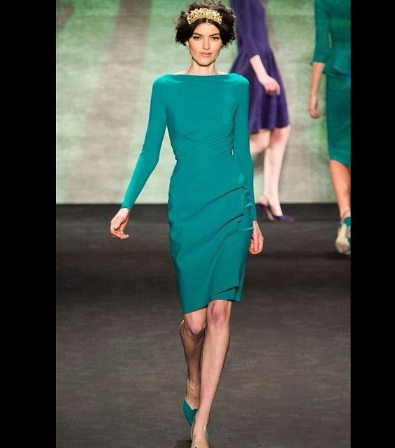 الفستان القصير باللون الأخضر