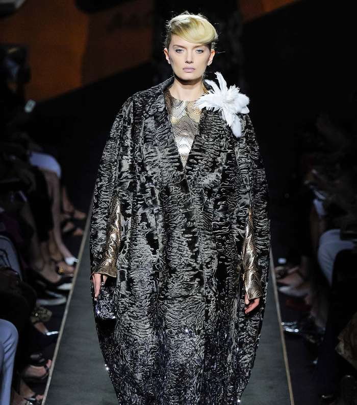 من مجموعة Fendi للازياء الراقية، اليك موضة المعطف الكبير والفضفاض