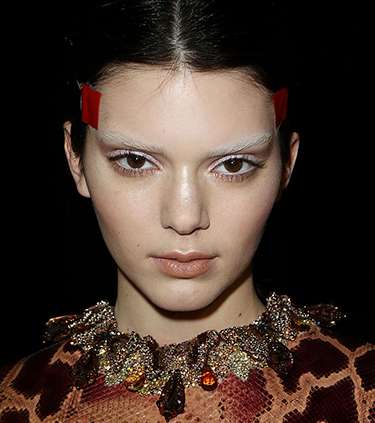 الظلال البيضاء على الحواجب مع Givenchy