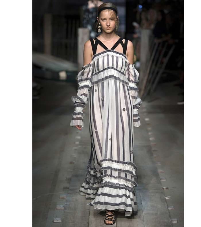 الفستان المقلم مع الرباط العريض وقصة الـ Cut out من Erdem لصيف 2017