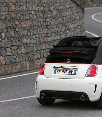 2012 Fiat 500 سيارة تستمتع بقيادتها رغم حجمها الصغير
