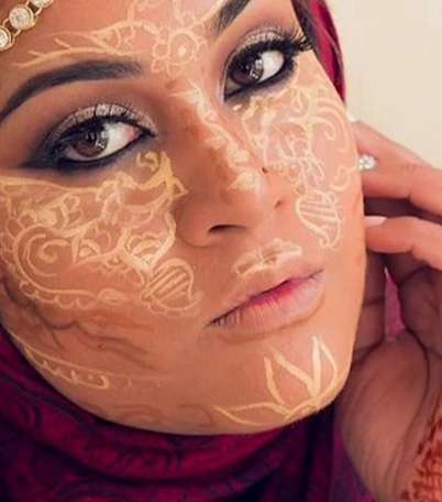 بالصور، رسومات الحناء والماكياج في لوحة واحدة
