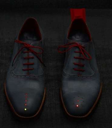 حذاء باللون الأزرق والأحمر