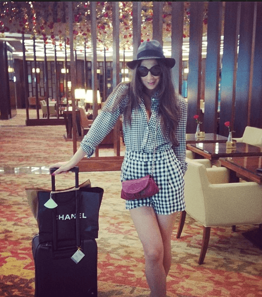 ديما صادق تتألق بتصاميم CHANEL وتتألق بموضة الـ Stripes