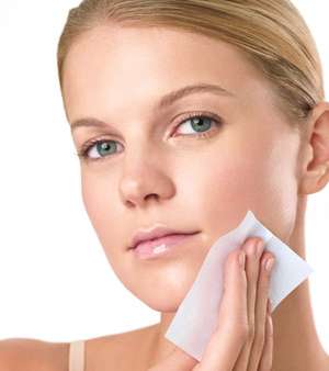 المحارم المعطرّة لإزالة الماكياج...مستحضرٌ أساسي أيضاً