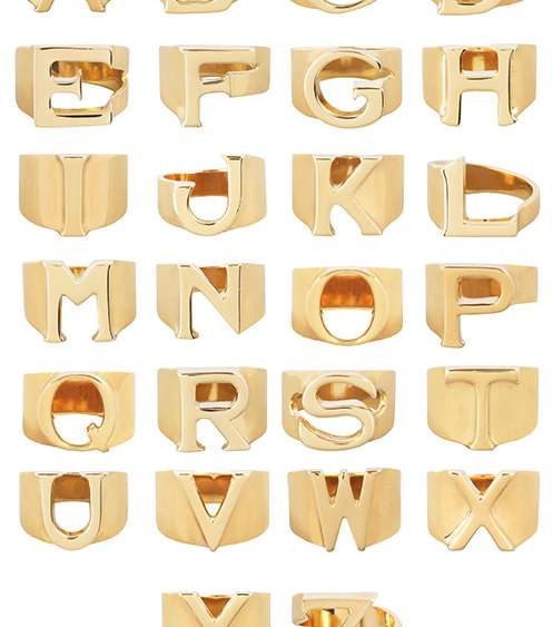 من اجمل المجوهرات التي اخترناها لك هذا الموسم، خواتم كلوي التي تعكس احرف الابجدية