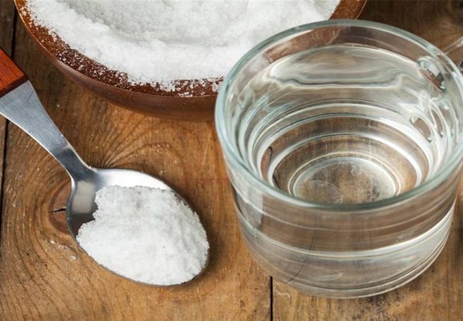 الغرغرة بالمياح المالحة