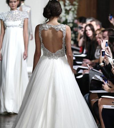فستان زفاف مميّز بتوقيع جيني بيكهام لهالي بيري 