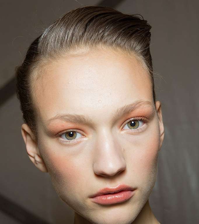 ظلال عيون البرتقاليّة الفاتحة مع Herve Leger