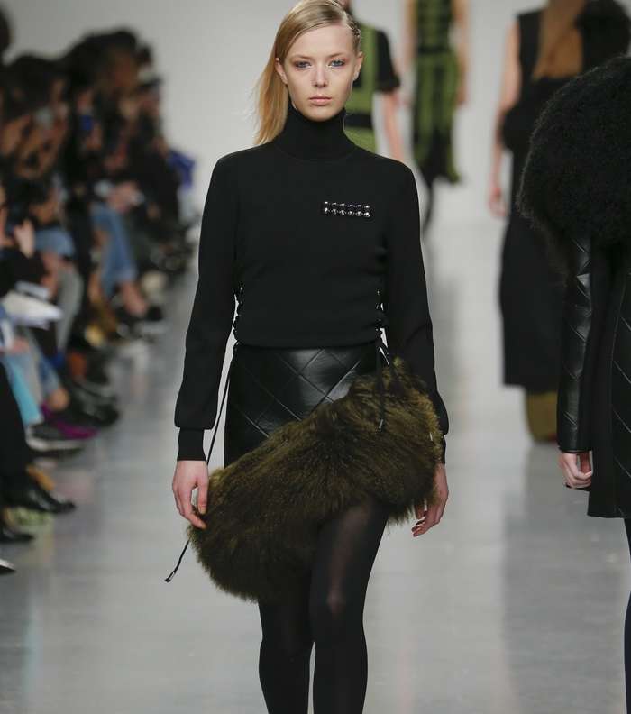 التنورة الجلدية القصيرة بالقماش المبطن مع الفرو في اسفلها من David Koma لشتاء 2018