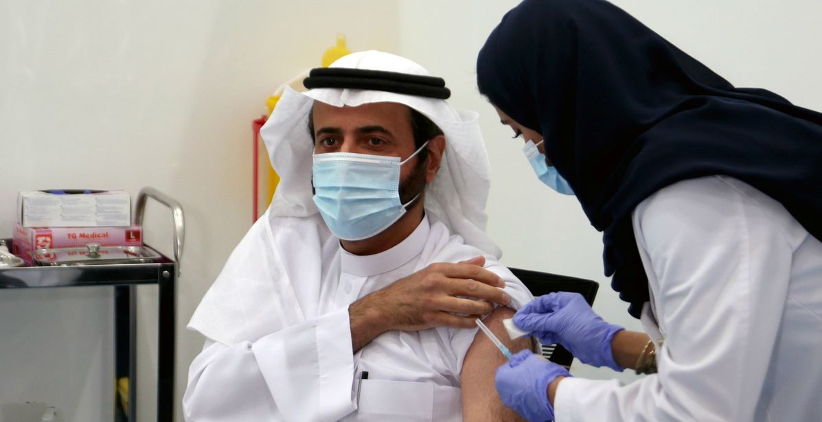 لقاح فايزر ضد كورونا يصل إلى السعودية، فمن أول من تلقى التطعيم؟