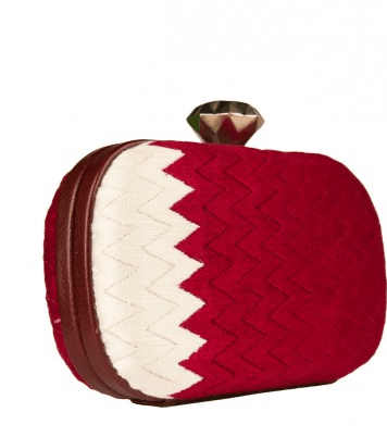 من مختارات صوفيا غيلاتي من Mooda.com، كلاتش قطر من Sarah's Bag