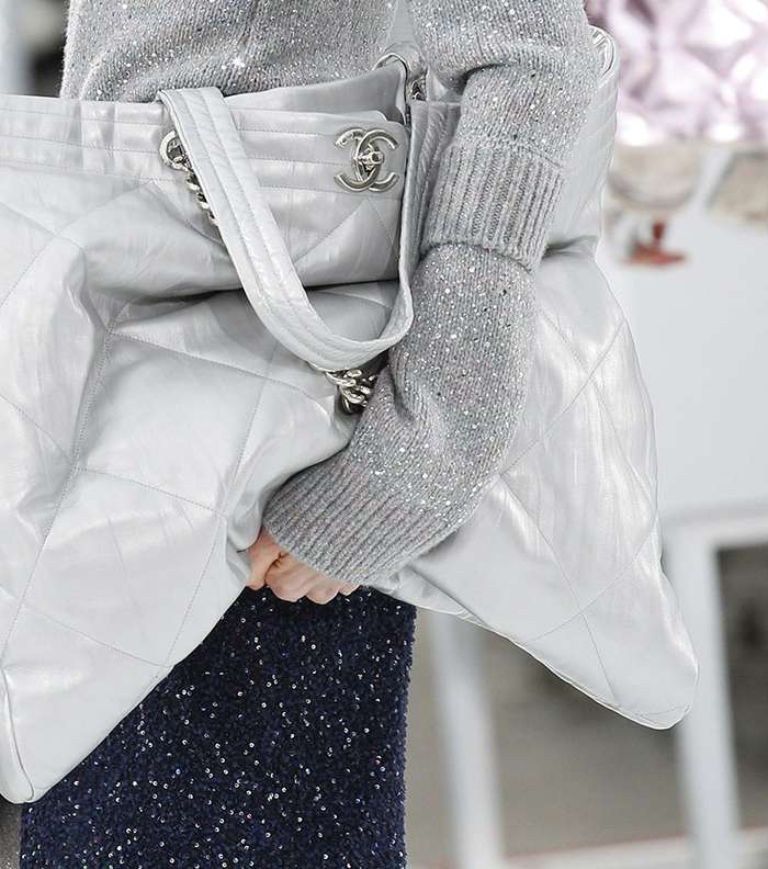 الحقيبة بالحجم الكبير جدا والقماش الميتاليكي من CHANEL لشتاء 2018