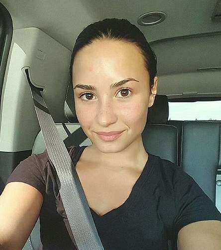 ديمي ليفاتو وصورة السلفي الصباحية مع هاشتاق NoMakeupMonday#