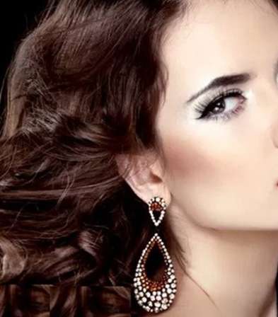 صور الأقراط المناسبة لتسريحات الشعر المختلفة