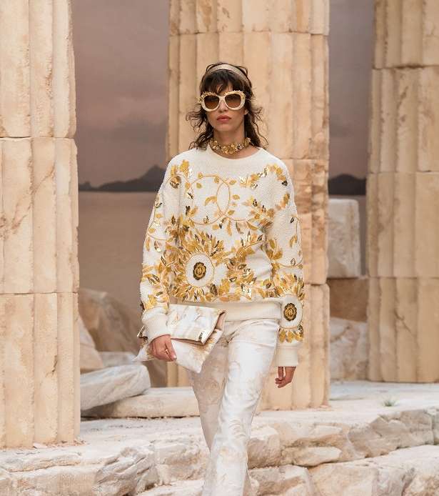 السروال الابيض المطرز بقصة الـ Flare مع الكنزة المطرزة بالخطوط الذهبية من CHANEL كروز 2018