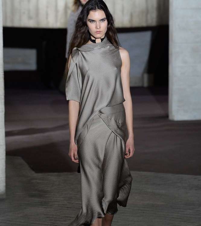التنورة الحريرية المنسدلة مع التوب الحريرية المنسدلة ايضا من Roland Mouret لشتاء 2018