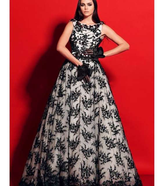 الفستان الطويل مع التطريز الناعم