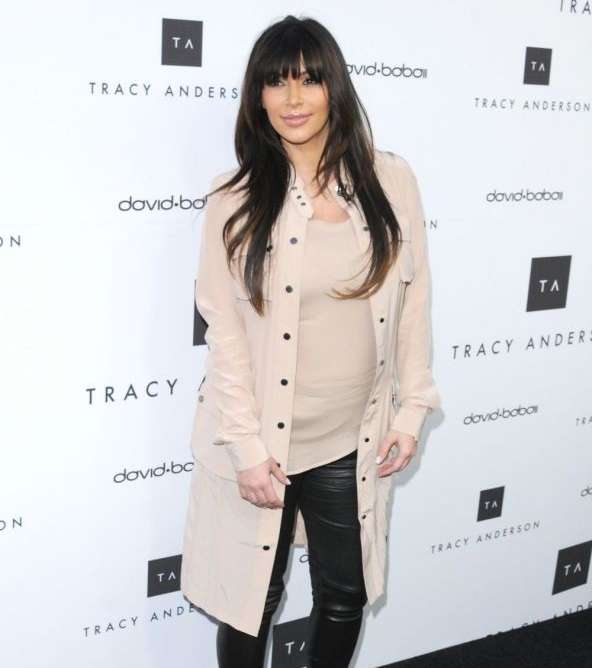 كيم كارداشيان متالقة بهذه الموضة خلال الحمل 