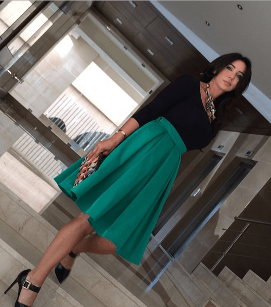 من صيحات موضة رابعة الزيات، التنورة متوسطة الطول