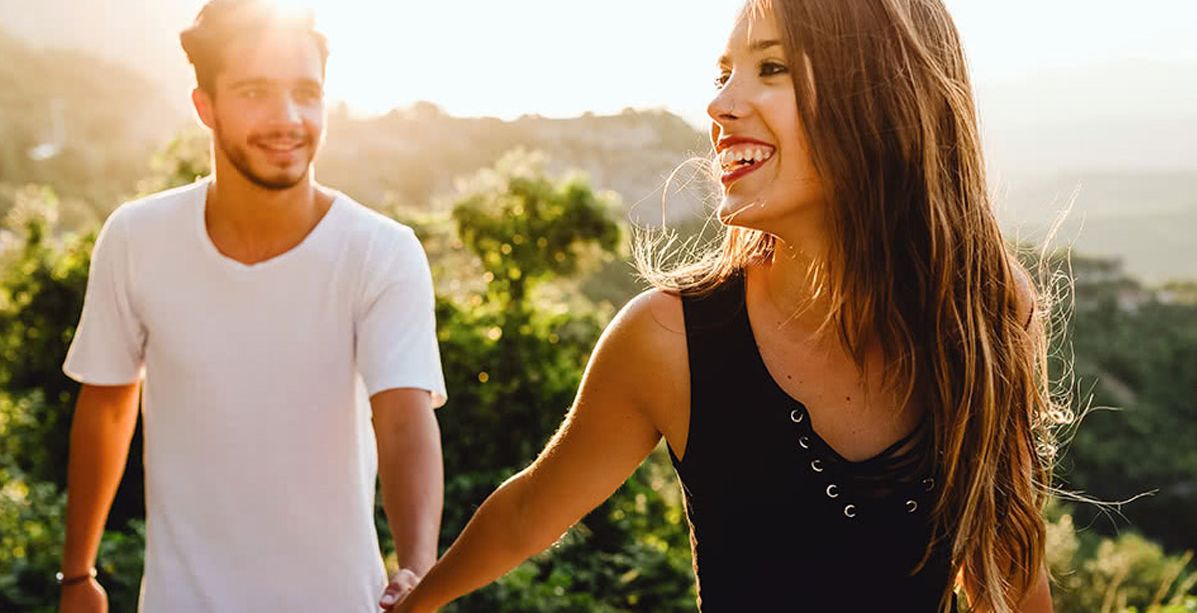4 عادات بسيطة يعشقها زوجك سراً وتثير جنونه العاطفي!