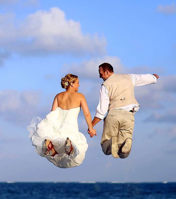 اطلبي ان يلتقط المصوّر صورة لك ولزوجك بينما تقفزان في الهواء