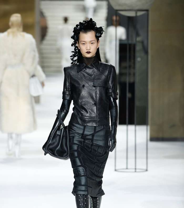 التنورة الجلدية المطبعة بالطول المتوسط مع السترة الجلدية من مجموعة ماكس مارا ما قبل خريف 2017