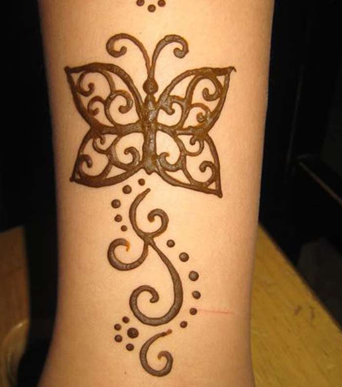 تألقي بنقش حناء ناعم وخفيف لإطلالة مميزة