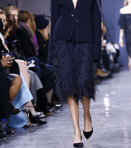 موضة السترة مع الياقة المميزة وتنورة الريش من Jason wu لشتاء 2017