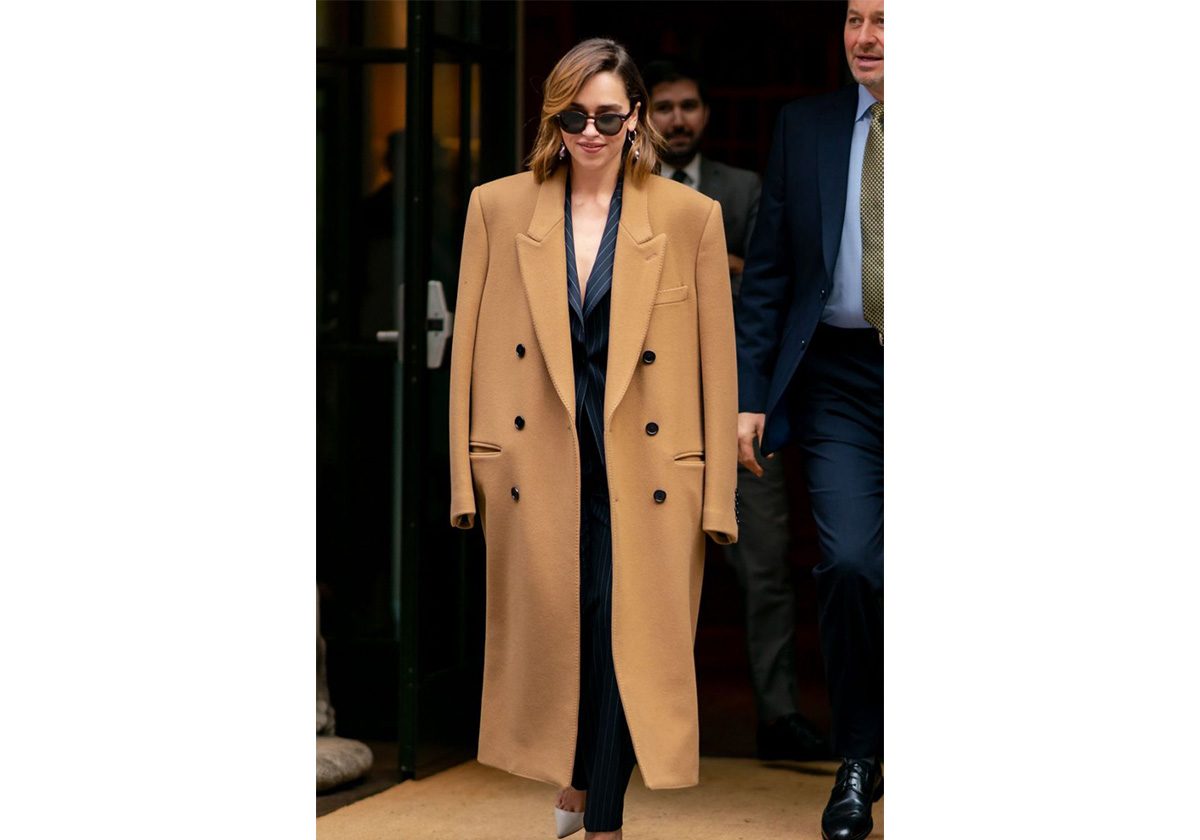 إميليا كلارك ترتدي معطفًا طويلًا من تصميم دولتشي أند غابانا
